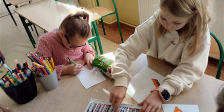 Powiększ grafikę: Dzieci podczas zajęć w świetlicy