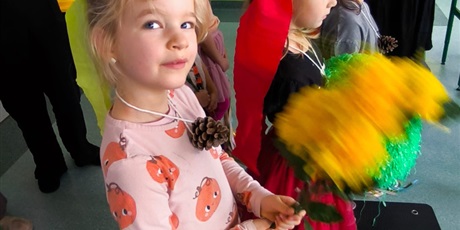 Powiększ grafikę: Jesienny pokaz mody w klasach 1-3.