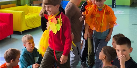 Powiększ grafikę: Jesienny pokaz mody w klasach 1-3.