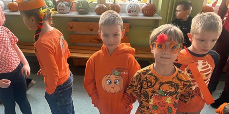 Powiększ grafikę: Jesienny pokaz mody w klasach 1-3.