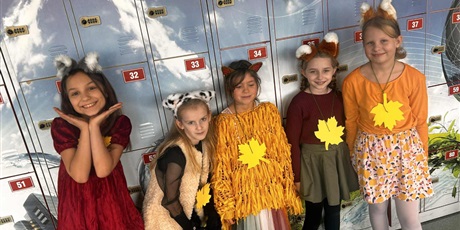 Powiększ grafikę: Jesienny pokaz mody w klasach 1-3.