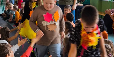 Powiększ grafikę: Jesienny pokaz mody w klasach 1-3.