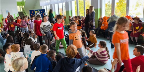 Powiększ grafikę: Jesienny pokaz mody w klasach 1-3.