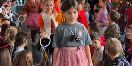 Powiększ grafikę: Jesienny pokaz mody w klasach 1-3.