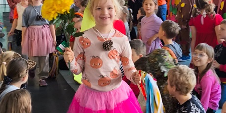 Powiększ grafikę: Jesienny pokaz mody w klasach 1-3.