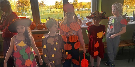 Powiększ grafikę: Jesienny pokaz mody w klasach 1-3.