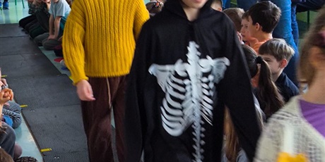 Powiększ grafikę: Jesienny pokaz mody w klasach 1-3.