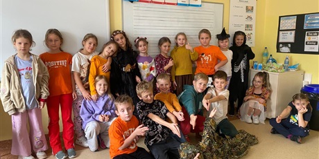 Powiększ grafikę: Jesienny pokaz mody w klasach 1-3.