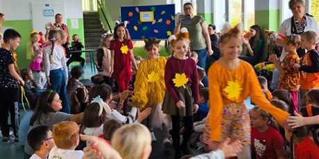 Powiększ grafikę: Jesienny pokaz mody w klasach 1-3.