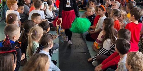 Powiększ grafikę: Jesienny pokaz mody w klasach 1-3.