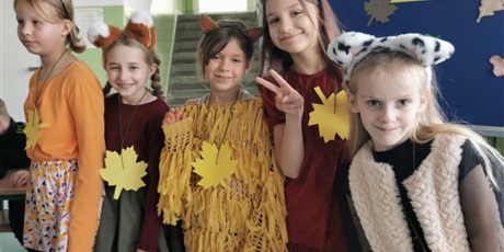 Powiększ grafikę: Jesienny pokaz mody w klasach 1-3.