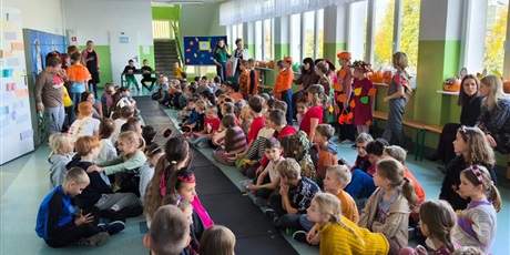 Powiększ grafikę: Jesienny pokaz mody w klasach 1-3.