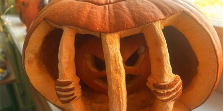 Powiększ grafikę: Jesienny pokaz mody w klasach 1-3.