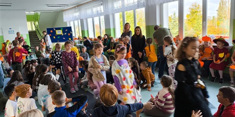 Powiększ grafikę: Jesienny pokaz mody w klasach 1-3.