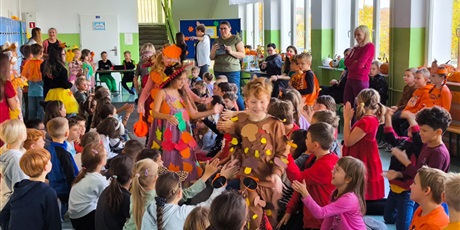 Powiększ grafikę: Jesienny pokaz mody w klasach 1-3.