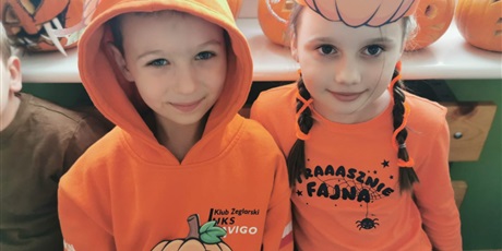 Powiększ grafikę: Jesienny pokaz mody w klasach 1-3.