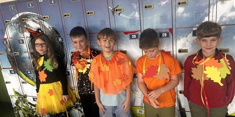 Powiększ grafikę: Jesienny pokaz mody w klasach 1-3.