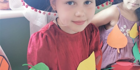 Powiększ grafikę: Jesienny pokaz mody w klasach 1-3.