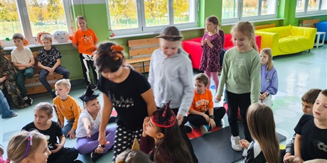 Powiększ grafikę: Jesienny pokaz mody w klasach 1-3.