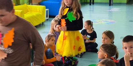 Powiększ grafikę: Jesienny pokaz mody w klasach 1-3.