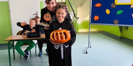 Powiększ grafikę: Jesienny pokaz mody w klasach 1-3.