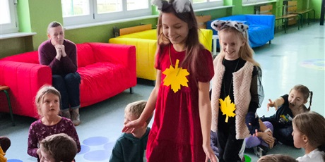 Powiększ grafikę: Jesienny pokaz mody w klasach 1-3.