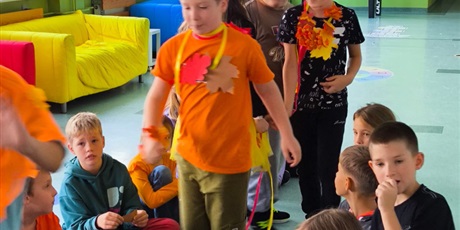 Powiększ grafikę: Jesienny pokaz mody w klasach 1-3.