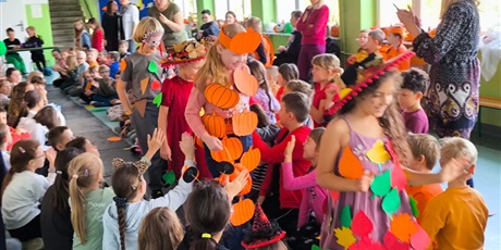 Powiększ grafikę: Jesienny pokaz mody w klasach 1-3.