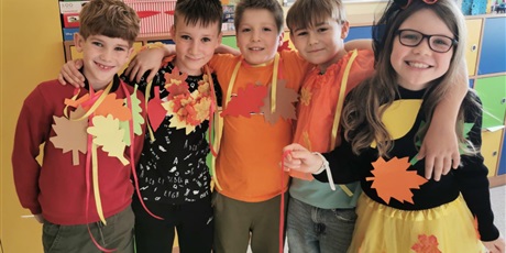 Powiększ grafikę: Jesienny pokaz mody w klasach 1-3.