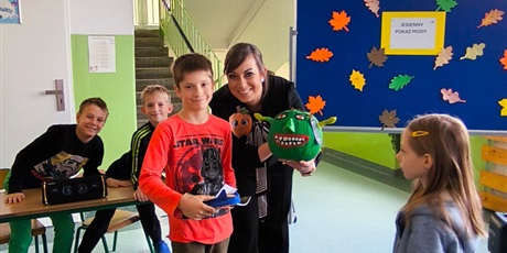 Powiększ grafikę: Jesienny pokaz mody w klasach 1-3.