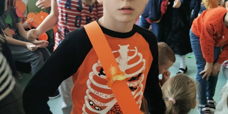 Powiększ grafikę: Jesienny pokaz mody w klasach 1-3.