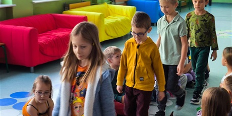 Powiększ grafikę: Jesienny pokaz mody w klasach 1-3.