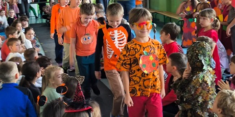 Powiększ grafikę: Jesienny pokaz mody w klasach 1-3.