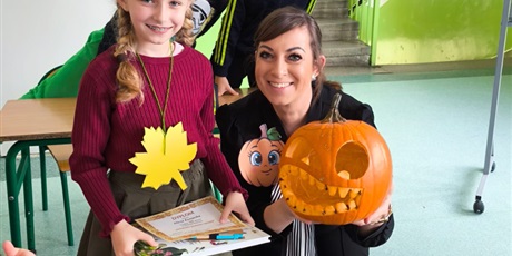 Powiększ grafikę: Jesienny pokaz mody w klasach 1-3.