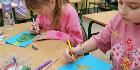 Powiększ grafikę: Uczniowie podczas zajęć