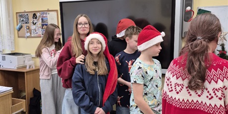 Powiększ grafikę: Uczniowie podczas pakowania prezentów