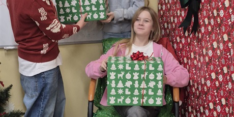 Powiększ grafikę: Uczniowie podczas pakowania prezentów