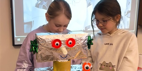 Powiększ grafikę: Uczniowie podczas zajęć.]