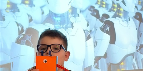 Powiększ grafikę: Uczniowie podczas zajęć.]