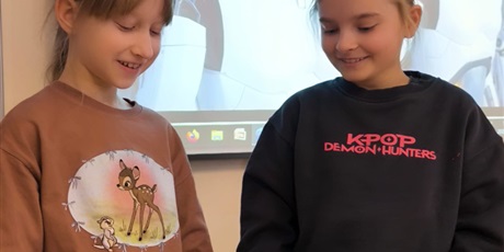 Powiększ grafikę: Uczniowie podczas zajęć.]