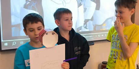 Powiększ grafikę: Uczniowie podczas zajęć.]