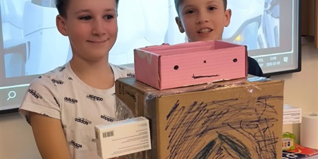 Powiększ grafikę: Uczniowie podczas zajęć.]