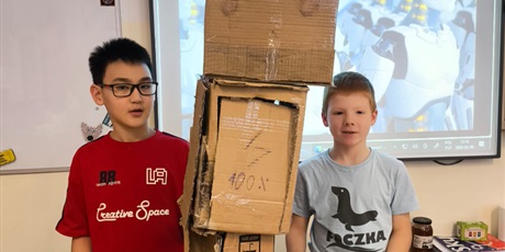 Powiększ grafikę: Uczniowie podczas zajęć.]