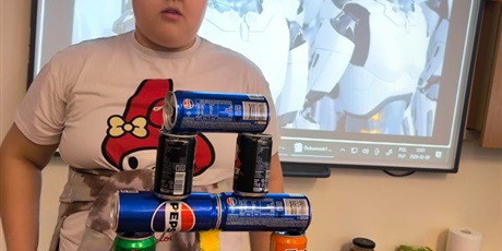 Powiększ grafikę: Uczniowie podczas zajęć.]