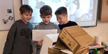 Powiększ grafikę: Uczniowie podczas zajęć.]