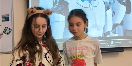 Powiększ grafikę: Uczniowie podczas zajęć.]