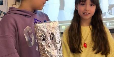 Powiększ grafikę: Uczniowie podczas zajęć.]