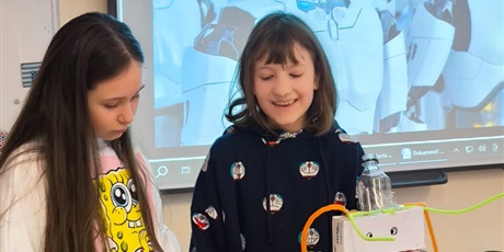 Powiększ grafikę: Uczniowie podczas zajęć.]