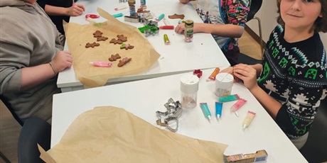 Powiększ grafikę: Uczniowie podczas pieczenia pierniczków.