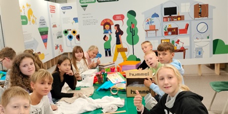 Powiększ grafikę: Klasa 4b na warsztatach ekologicznych "Dzieci nie chcą śmieci" w Hewelianum 